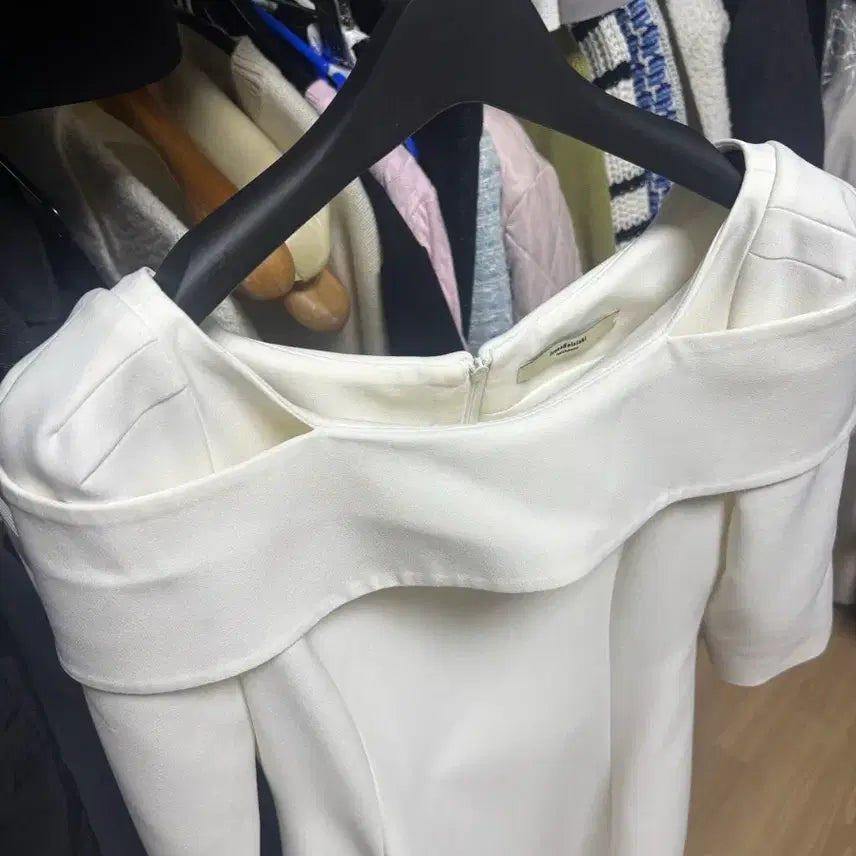 [BUNJANG] Ivana Helsinki Ottilie Open Shoulder White Dress / 이바나헬싱키 드레스 하객 상견례 2부드레스 오픈숄더 화이트 원피스