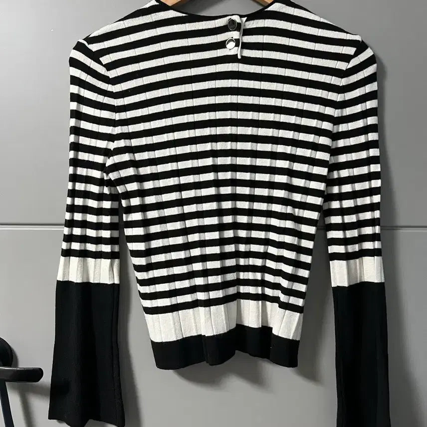 [BUNJANG] Black and White Striped Knit Sweater / 블랙 화이트 단가라 스트라이프 니트