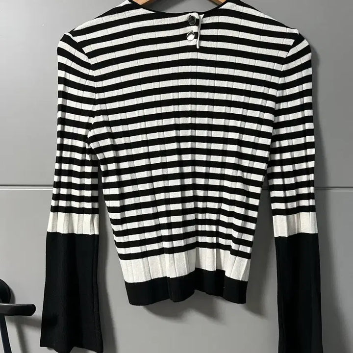 [BUNJANG] Black and White Striped Knit Sweater / 블랙 화이트 단가라 스트라이프 니트