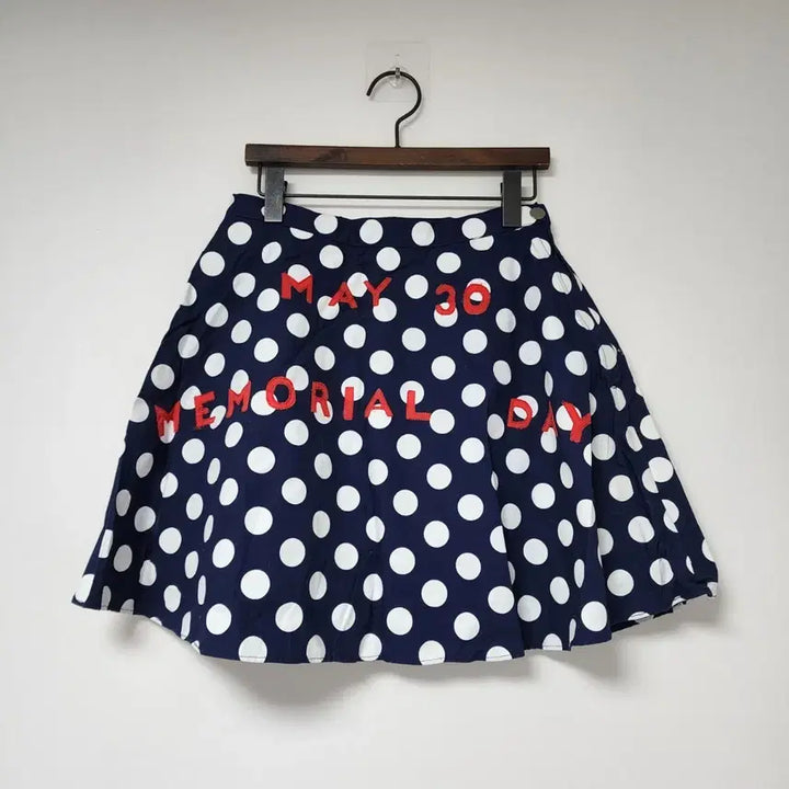 [BUNJANG] Stylenanda Navy Dot Mini Skirt with "May 30 Memorial Day" Lettering / 스타일난다 네이비 도트 May 30 Memorial Day 스커트