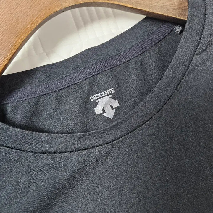 [BUNJANG] Descente Black Logo Short Sleeve T-Shirt / 데상트 블랙 로고 반팔 티셔츠
