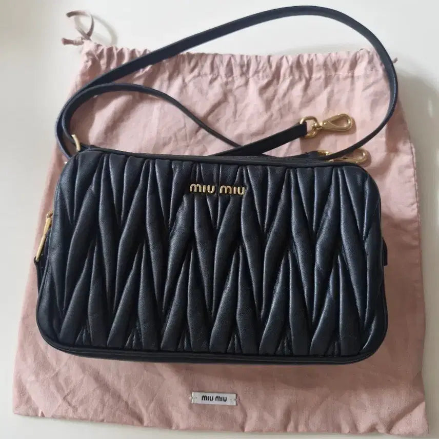 [BUNJANG] Miu Miu Black Matelassé Crossbody Bag / 미우미우 블랙 마틀라세 크로스백