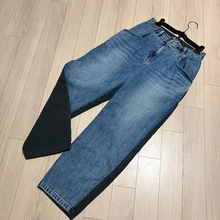 [BUNJANG] Lucky Chouette Reversible Color Block Denim Pants (Medium Blue/Black) / 23년 럭키슈에뜨 앞뒤 반전 배색 데님 팬츠 청바지 중청 블랙 버튼 핀턱