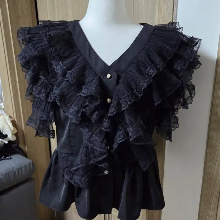 [BUNJANG] Black Lace Ruffle Blouse / 레이스 러플 블라우스 블랙