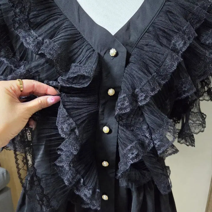 [BUNJANG] Black Lace Ruffle Blouse / 레이스 러플 블라우스 블랙