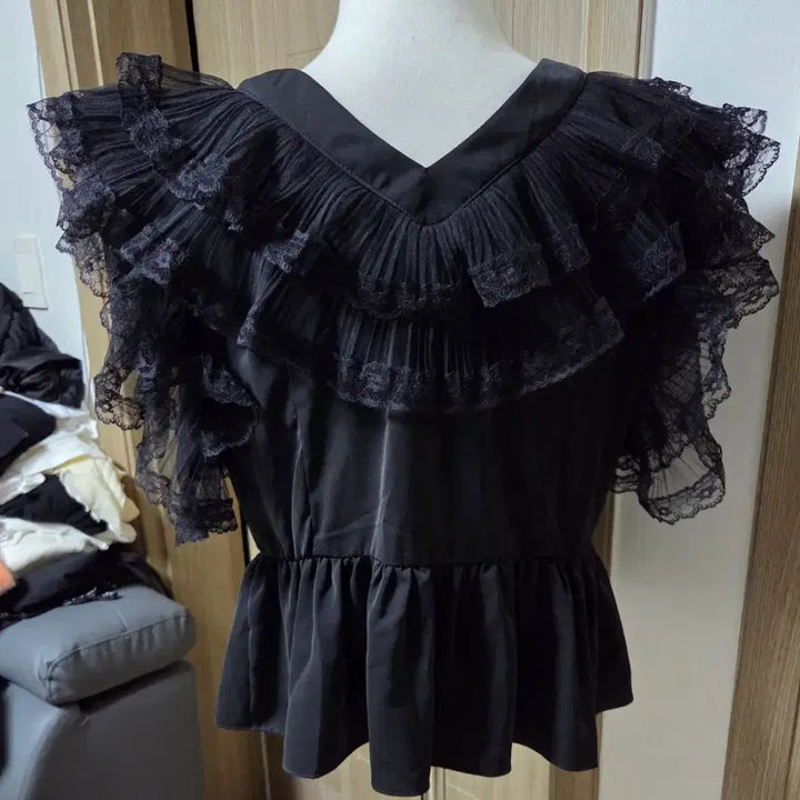 [BUNJANG] Black Lace Ruffle Blouse / 레이스 러플 블라우스 블랙