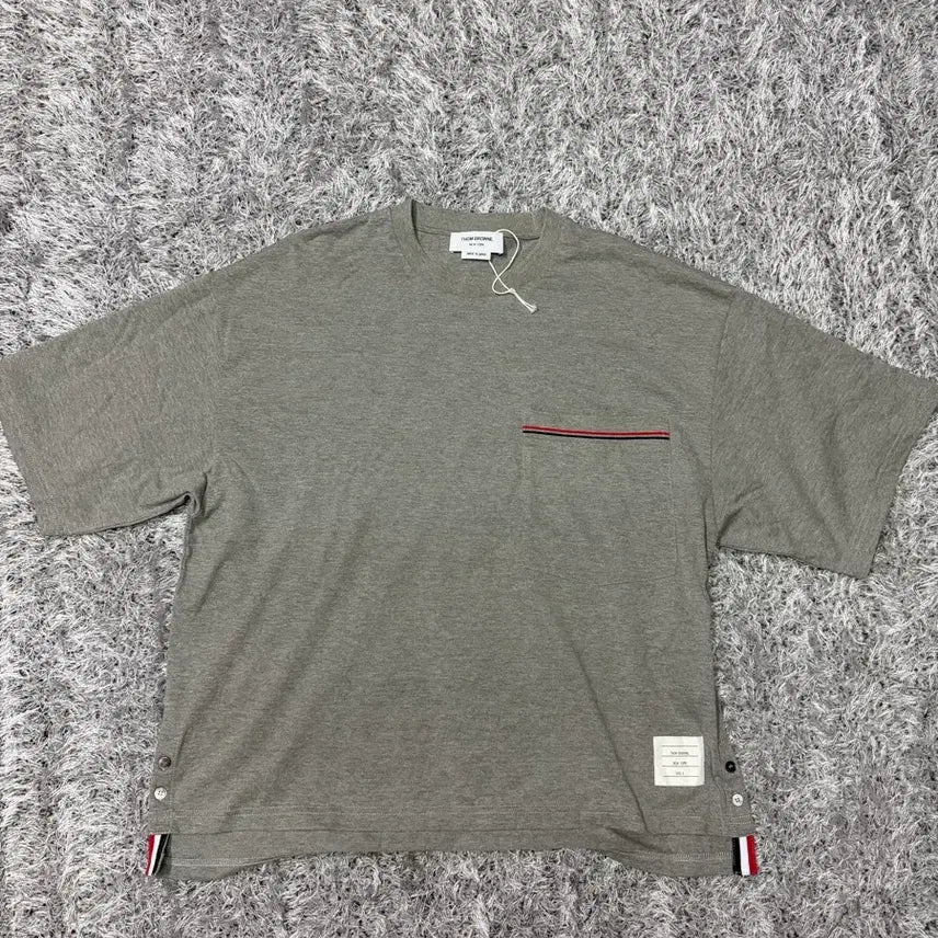 [SOLD OUT] 톰브라운 미착용 새상품 삼선탭 포켓 그레이 반팔 티셔츠 3 국내 110