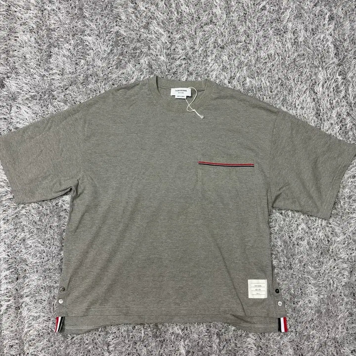 [SOLD OUT] 톰브라운 미착용 새상품 삼선탭 포켓 그레이 반팔 티셔츠 3 국내 110