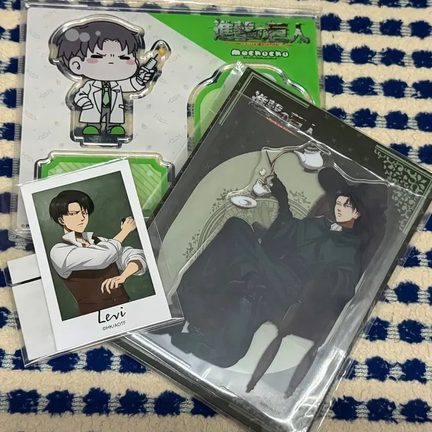 [BUNJANG] Attack on Titan Levi Acrylic Stands (2 types) + Polaroid Set (3 cards) / [정가이하/일괄] 진격의거인 리바이 아크릴 2종+폴라로이드(3장set)