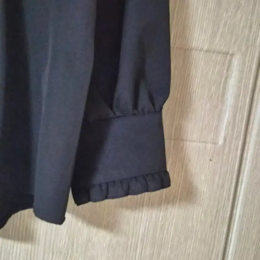 [BUNJANG] Black Frill Detail Blouse / 검정색 프릴 장식 블라우스66  얇은소재