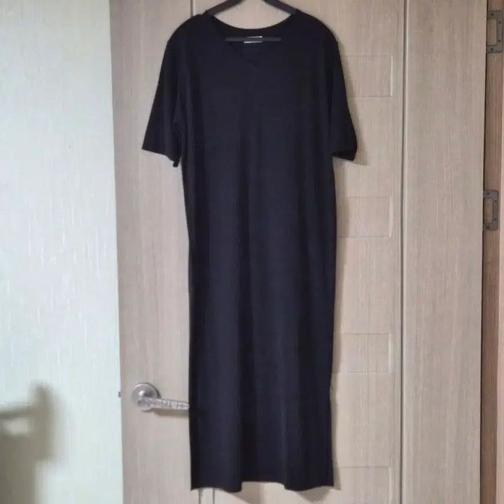 [SOLD OUT] 블랙 브이넥 롱 원피스66~77