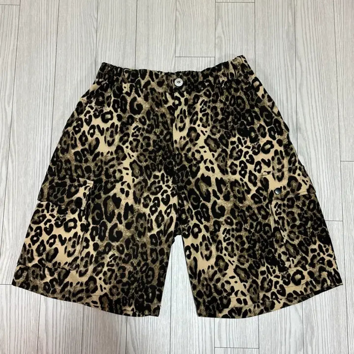 [BUNJANG] Leopard Print Cargo Shorts (Free Size, Fits 32-33) / 레오파드 호피 카고 반바지 허리밴딩free 32~33 미사용