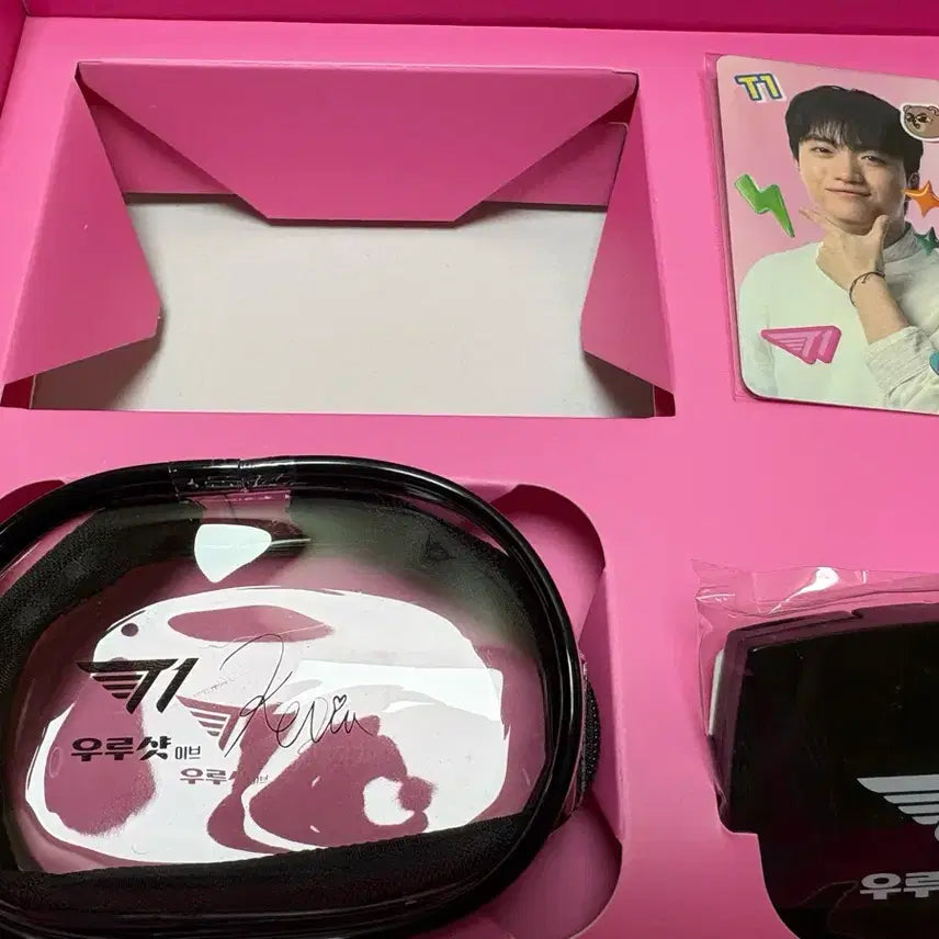 [BUNJANG] T1 Keria Ursa Eve Photocard, Pouch, and Mirror Set / T1 케리아 우루사 이브 포카&amp;파우치&amp;거울 세트 양도