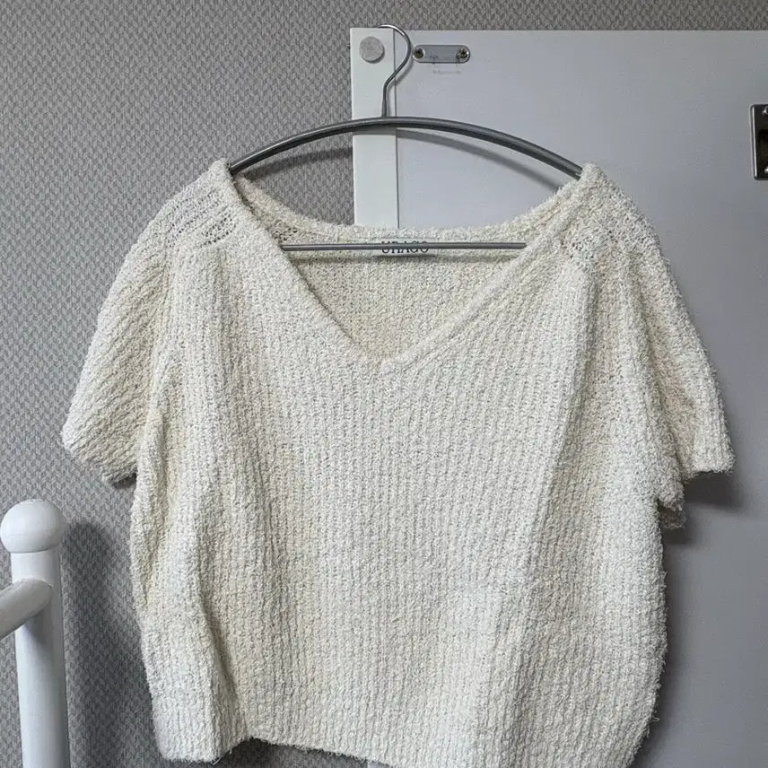 [BUNJANG] URAGO Boucle V-Neck Short-Sleeve Knit Ivory / 유라고 부클 브이넥 반팔 니트 아이보리