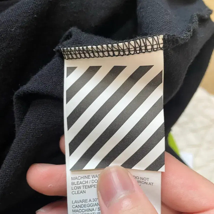[BUNJANG] Off-White Black Short-Sleeve T-Shirt / Off-White 오프화이트 블랙 반팔 티셔츠