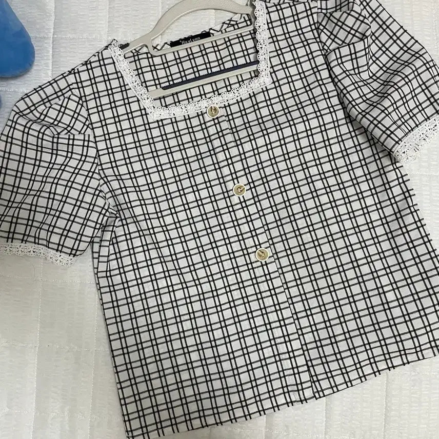 [BUNJANG] Heirin Check Lace Short Sleeve Blouse / 헤이린 체크 레이스 반팔 블라우스