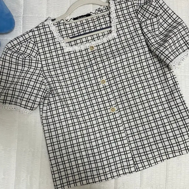 [BUNJANG] Heirin Check Lace Short Sleeve Blouse / 헤이린 체크 레이스 반팔 블라우스