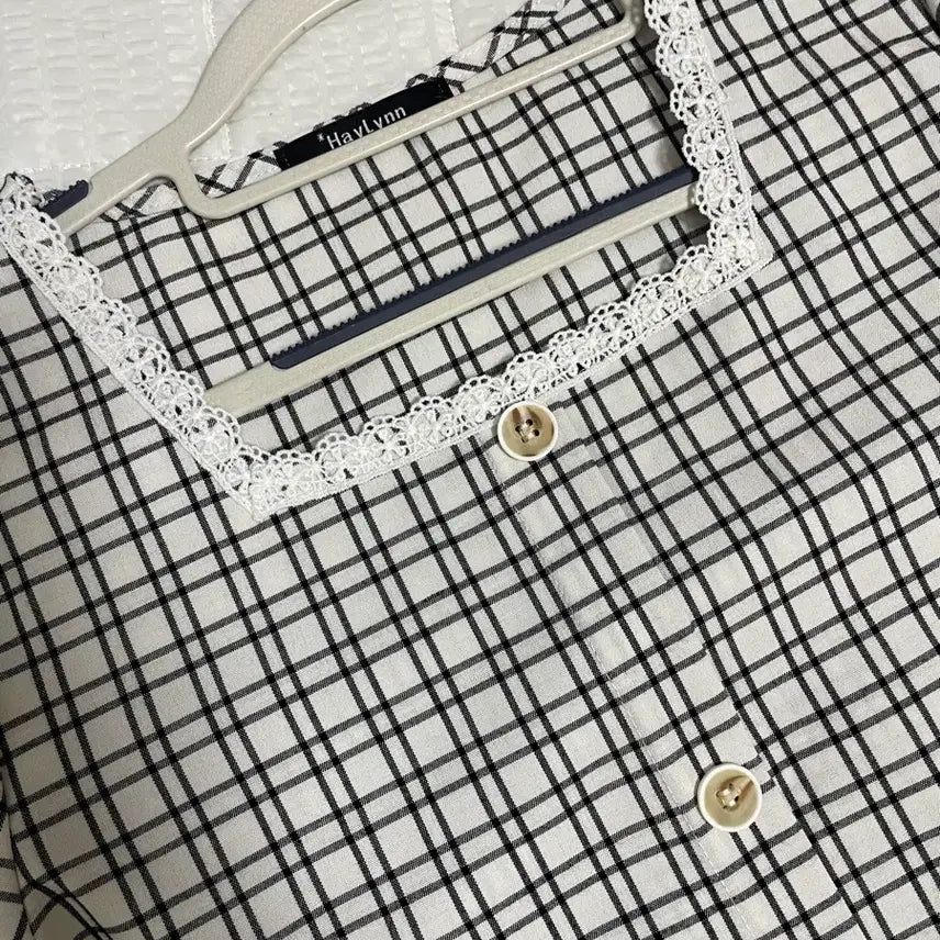 [BUNJANG] Heirin Check Lace Short Sleeve Blouse / 헤이린 체크 레이스 반팔 블라우스
