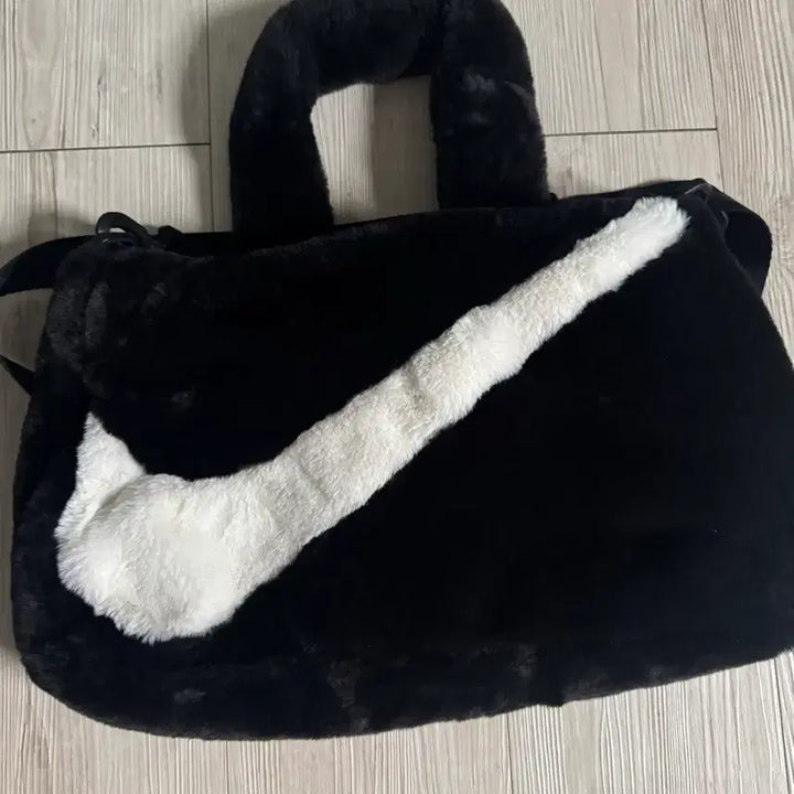 [BUNJANG] Nike Black &amp; White Fur Tote Bag / 나이키 블랙 앤 화이트 퍼 토트백