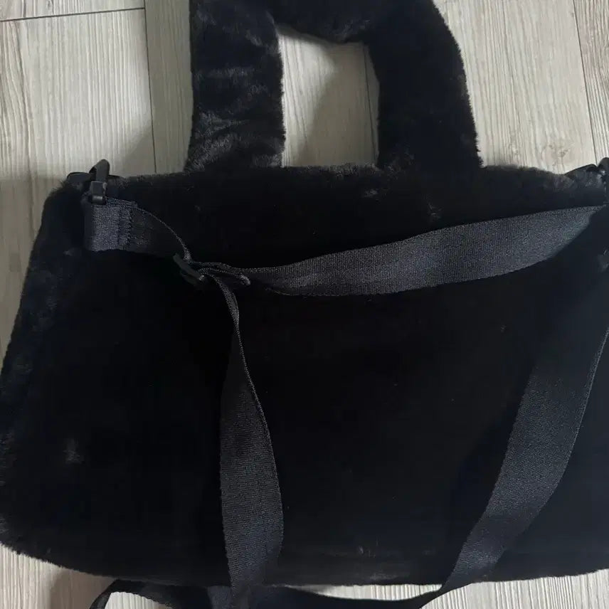[BUNJANG] Nike Black &amp; White Fur Tote Bag / 나이키 블랙 앤 화이트 퍼 토트백