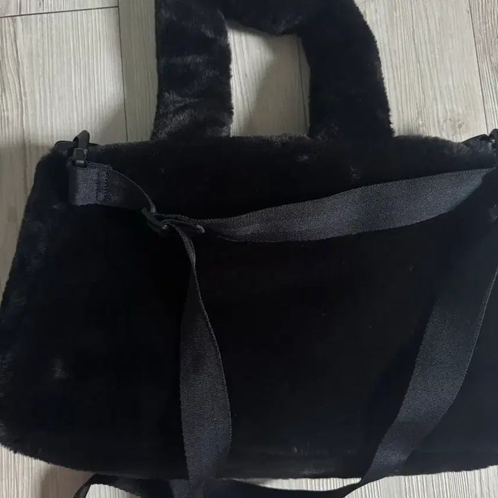 [BUNJANG] Nike Black &amp; White Fur Tote Bag / 나이키 블랙 앤 화이트 퍼 토트백