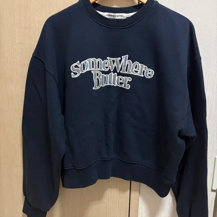[BUNJANG] Somewhere Butter Check Logo Navy Sweatshirt / 썸웨어버터 체크 로고 네이비 맨투맨 스웻셔츠