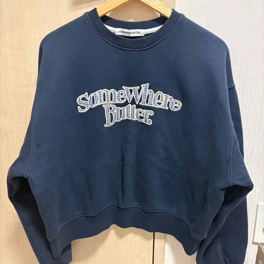 [BUNJANG] Somewhere Butter Check Logo Navy Sweatshirt / 썸웨어버터 체크 로고 네이비 맨투맨 스웻셔츠