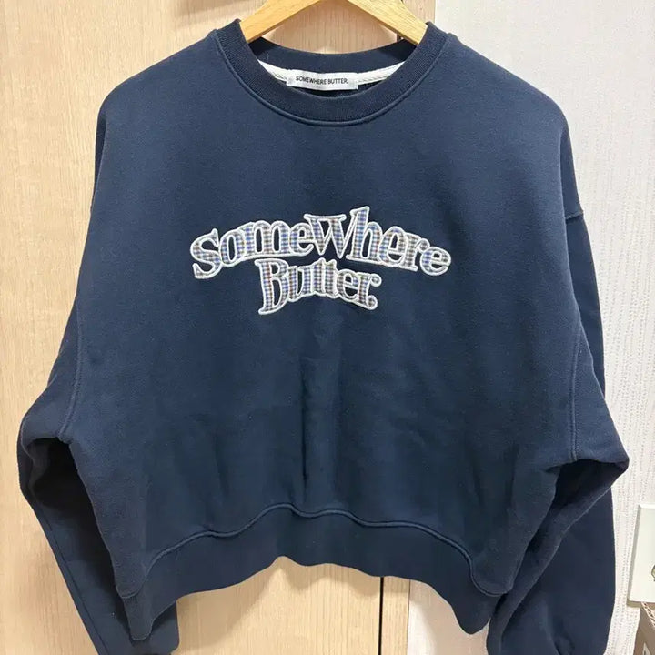[BUNJANG] Somewhere Butter Check Logo Navy Sweatshirt / 썸웨어버터 체크 로고 네이비 맨투맨 스웻셔츠