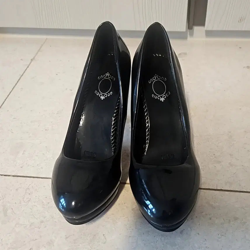 [BUNJANG] Black Patent Leather Heels / 블랙. 에나멜 구두