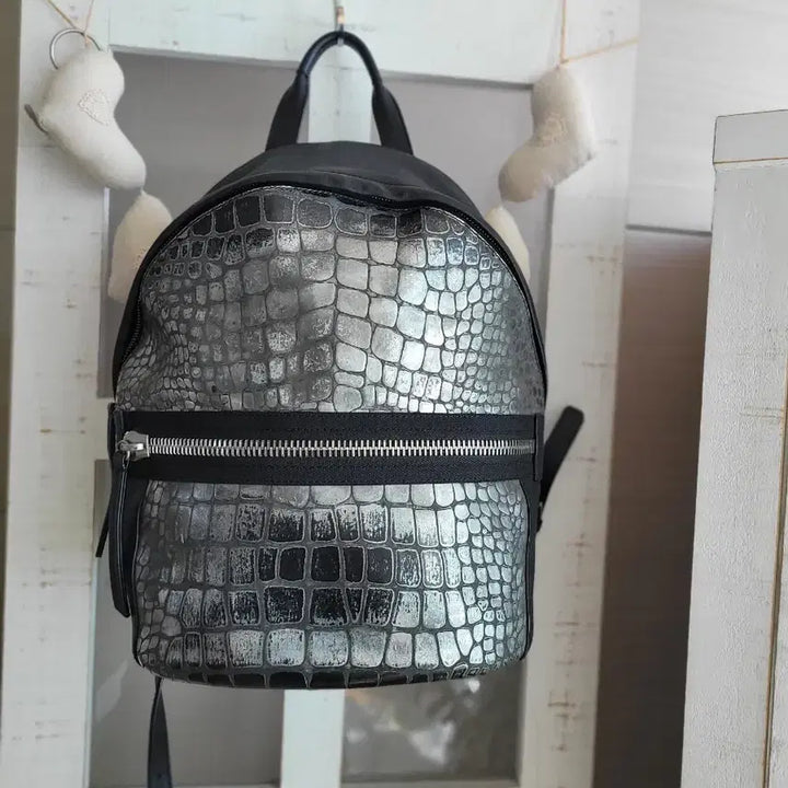 [BUNJANG] Rouge &amp; Lounge Black Crocodile Pattern Leather Backpack / 루즈엔라운지 블랙 크로커다일 패턴 백팩