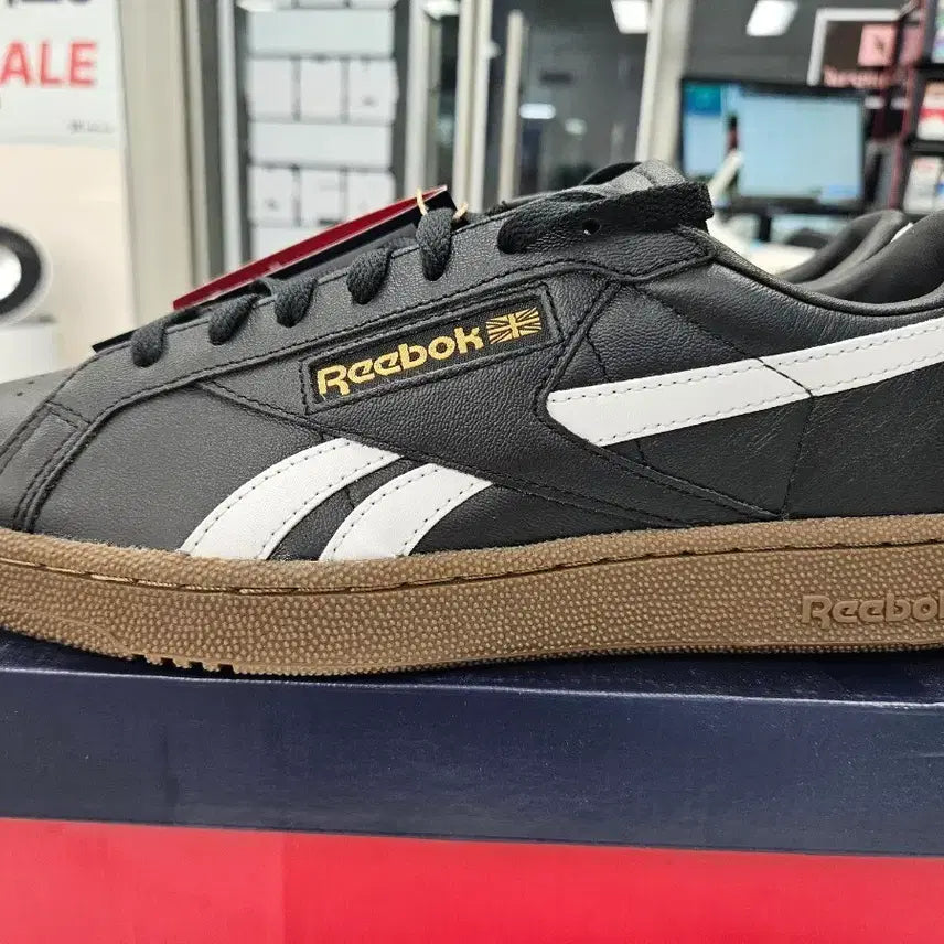 [BUNJANG] Reebok Club C 85 Brown Sole Sneakers (275mm) / 리복 클럽 검흰 브라운 솔 275mm