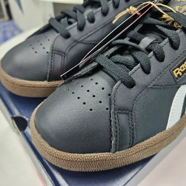 [BUNJANG] Reebok Club C 85 Brown Sole Sneakers (275mm) / 리복 클럽 검흰 브라운 솔 275mm