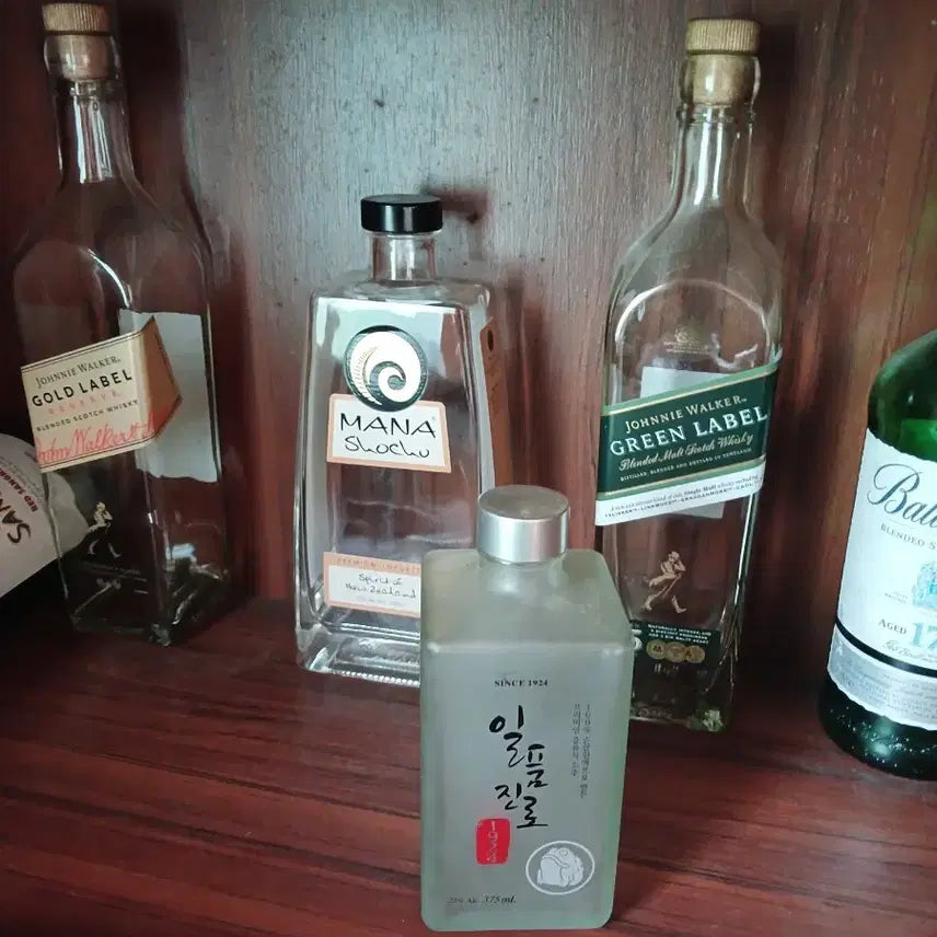 [BUNJANG] Johnnie Walker Gold Label &amp; Mana Soju Empty Bottle Set / 조니워커 골드라벨 빈병 &amp; 마나 소주 빈병