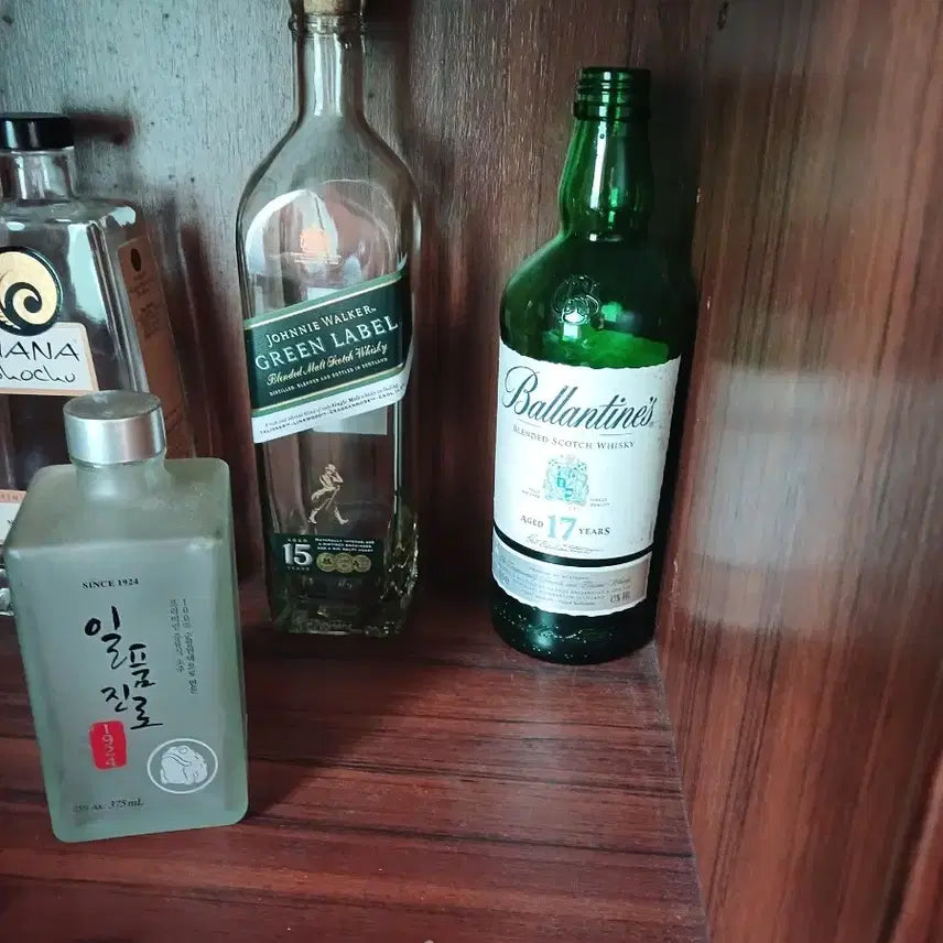 [BUNJANG] Johnnie Walker Gold Label &amp; Mana Soju Empty Bottle Set / 조니워커 골드라벨 빈병 &amp; 마나 소주 빈병