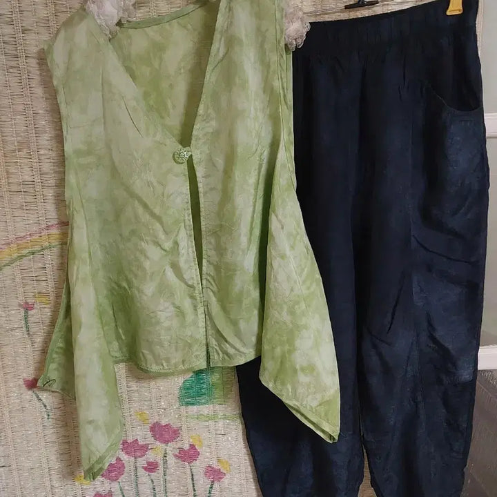 [BUNJANG] In-gyeon Green Sleeveless Blouse + Navy Pants Set / 인견 그린 블라우스+ 네이비 바지 세트