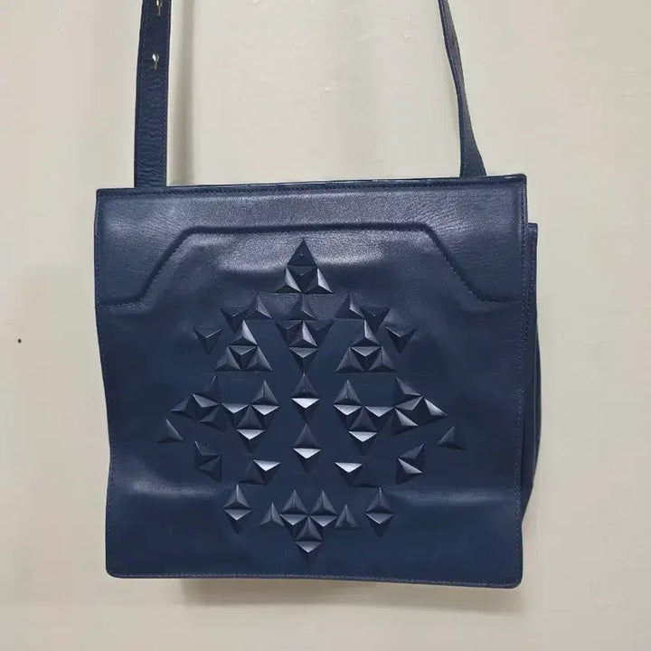 [BUNJANG] KUHO Navy Leather Shoulder Bag with Triangle Detail / 구호 네이비 가죽 숄더백 삼각 장식.260508
