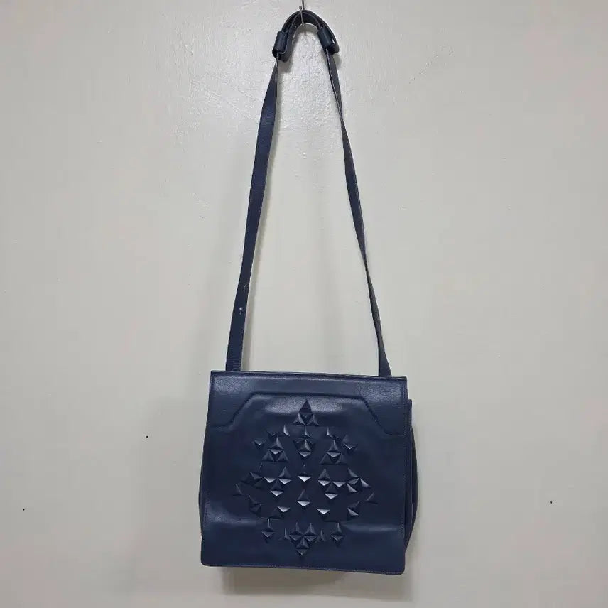 [BUNJANG] KUHO Navy Leather Shoulder Bag with Triangle Detail / 구호 네이비 가죽 숄더백 삼각 장식.260508