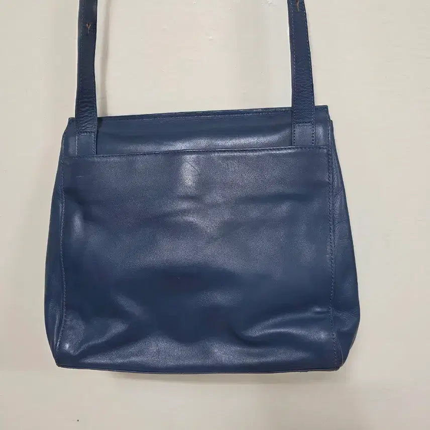 [BUNJANG] KUHO Navy Leather Shoulder Bag with Triangle Detail / 구호 네이비 가죽 숄더백 삼각 장식.260508