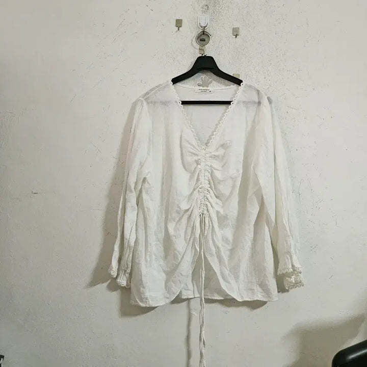 [BUNJANG] Moom-Moomgeud Shirring Blouse White / Moom-Moomgeud 셔링 블라우스 화이트