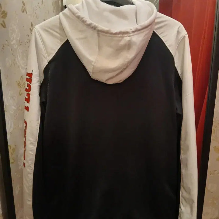 [BUNJANG] Under Armour Black/White Hooded Zip-Up Hoodie (M) / 7/54 언더아머 후드 집업 블랙/화이트 M