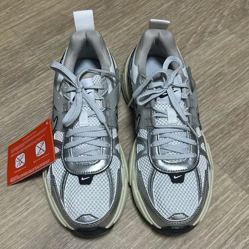 [BUNJANG] Nike V2K Run Sneakers White/Silver / 나이키 V2K 런 운동화 화이트/실버 230사이즈 (새상품)(신발만 있음