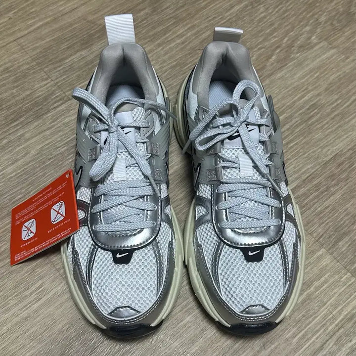 [BUNJANG] Nike V2K Run Sneakers White/Silver / 나이키 V2K 런 운동화 화이트/실버 230사이즈 (새상품)(신발만 있음