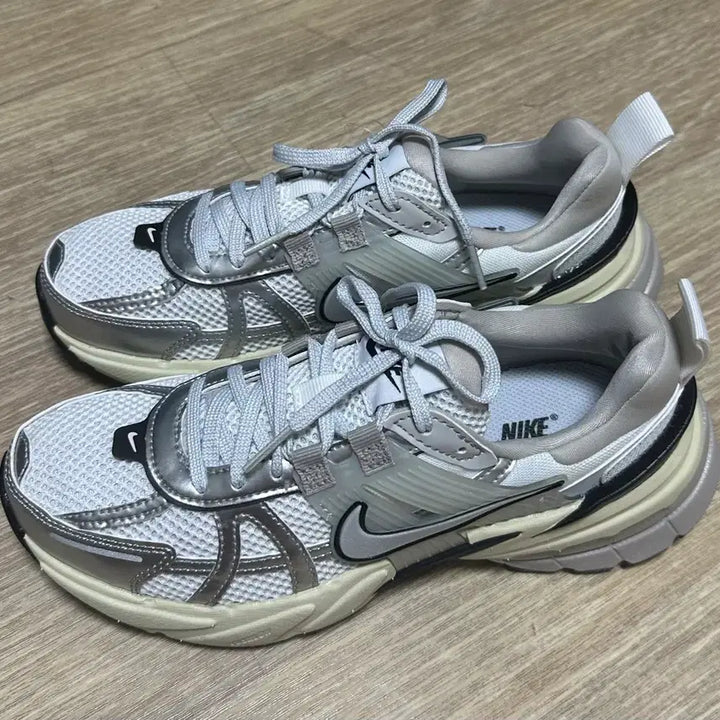 [BUNJANG] Nike V2K Run Sneakers White/Silver / 나이키 V2K 런 운동화 화이트/실버 230사이즈 (새상품)(신발만 있음