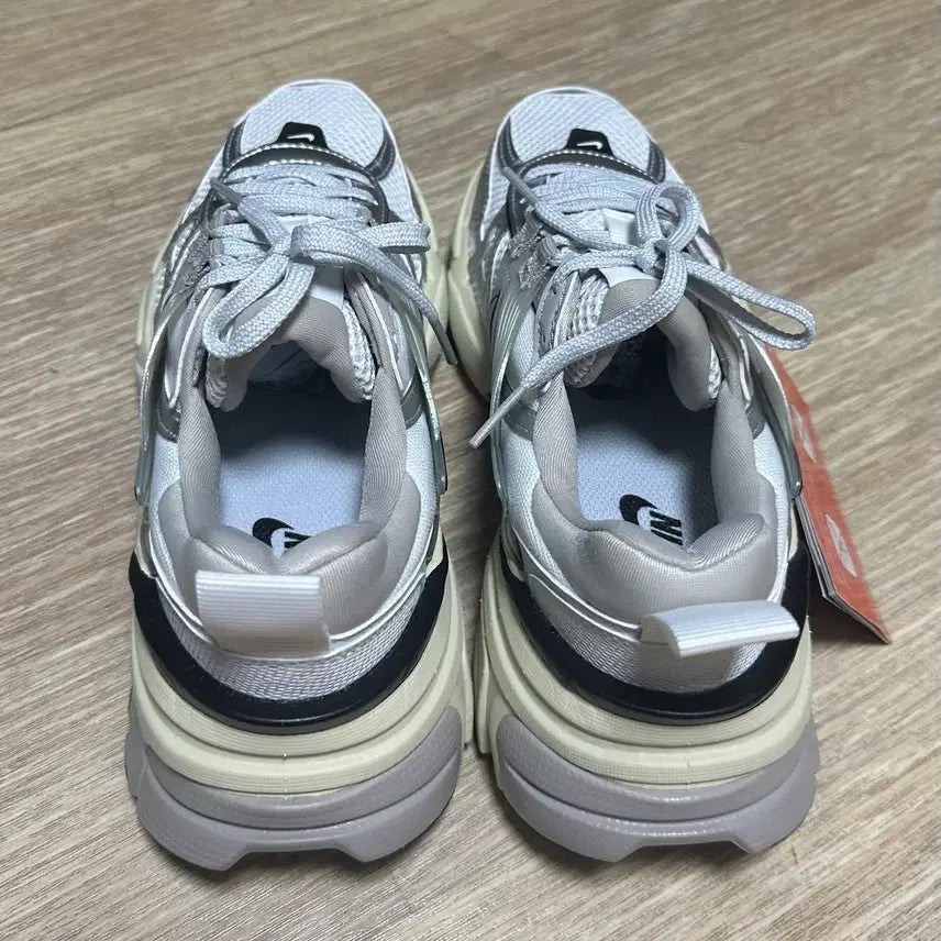 [BUNJANG] Nike V2K Run Sneakers White/Silver / 나이키 V2K 런 운동화 화이트/실버 230사이즈 (새상품)(신발만 있음