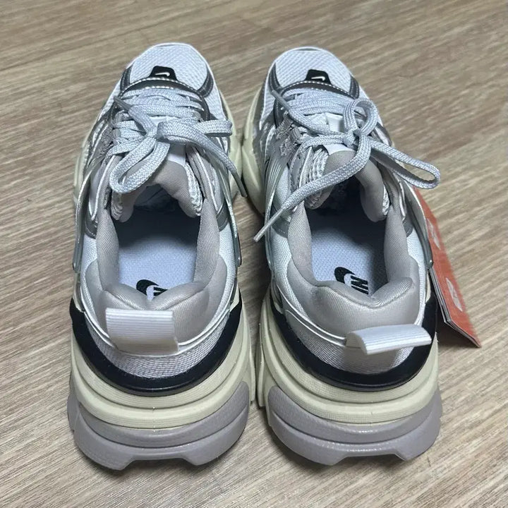 [BUNJANG] Nike V2K Run Sneakers White/Silver / 나이키 V2K 런 운동화 화이트/실버 230사이즈 (새상품)(신발만 있음