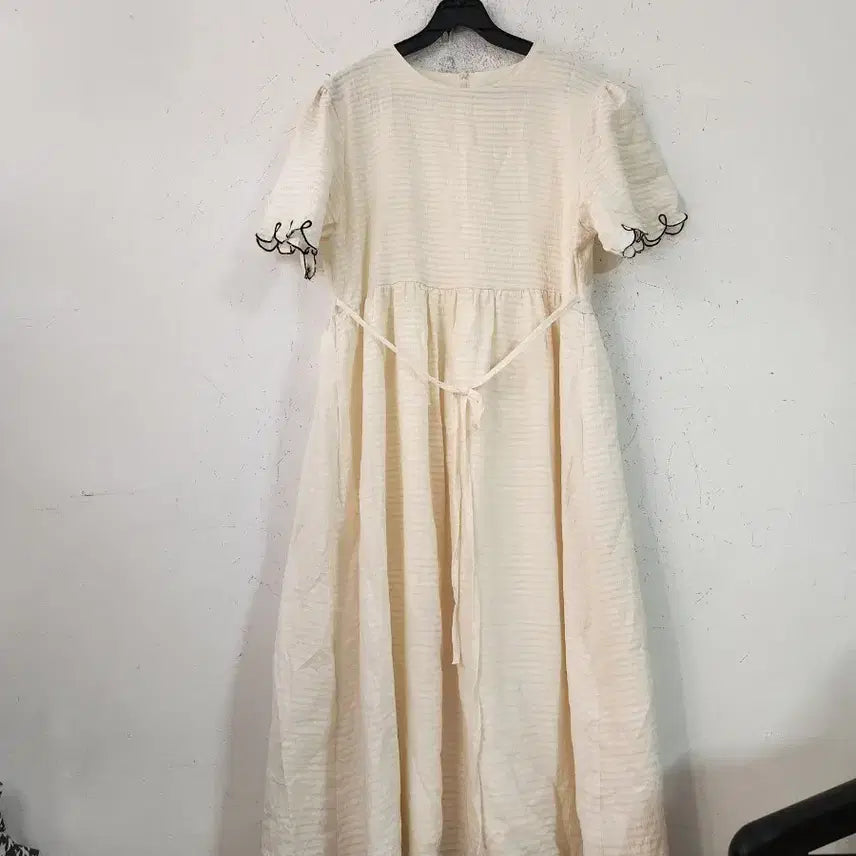 [BUNJANG] Ivory Wave Embroidery Long Dress / 아이보리 물결 자수 롱 원피스