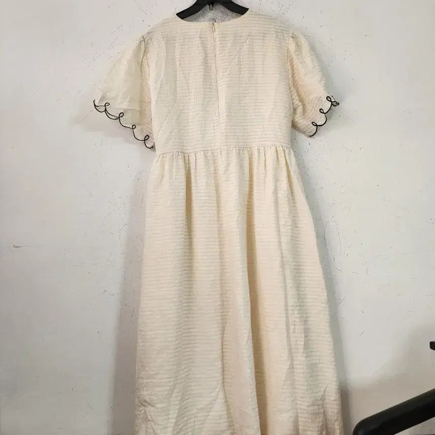[BUNJANG] Ivory Wave Embroidery Long Dress / 아이보리 물결 자수 롱 원피스