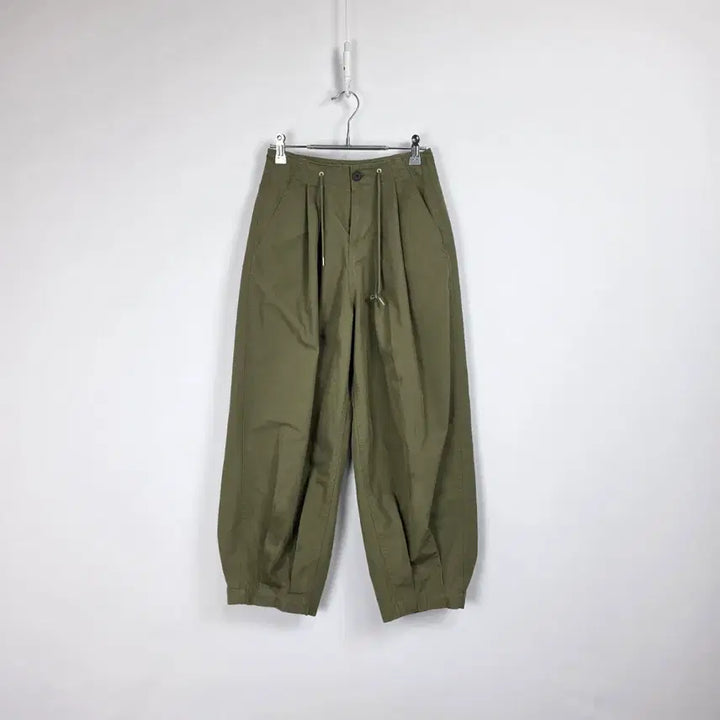 [BUNJANG] Uniform Bridge Khaki Balloon Fit Two-Tuck Pants - Women&