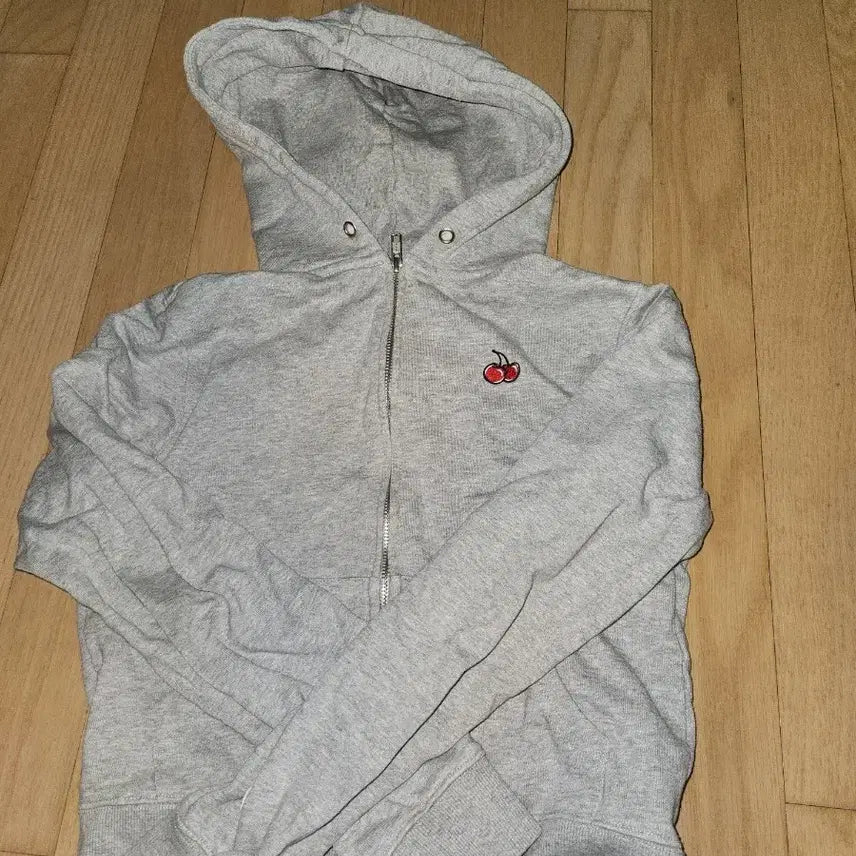 [BUNJANG] Trish Cherry Embroidery Grey Hooded Zip-Up Size 1 / 체리 자수 그레이 후드집업 트리시 1사이즈입니다
