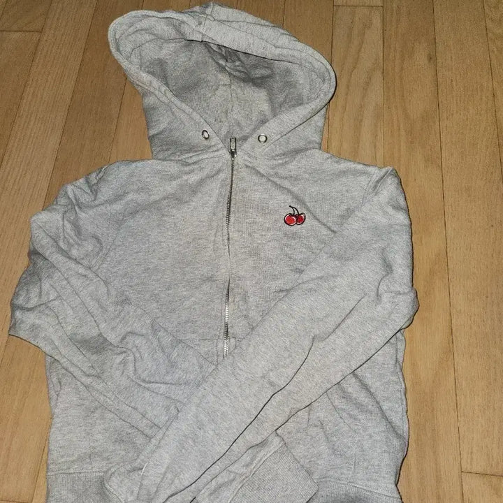 [BUNJANG] Trish Cherry Embroidery Grey Hooded Zip-Up Size 1 / 체리 자수 그레이 후드집업 트리시 1사이즈입니다